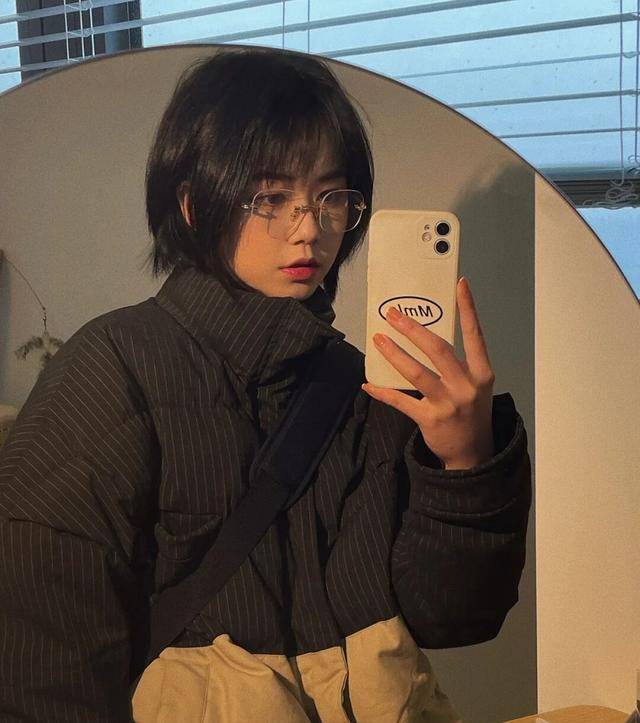 发型短发也能潮出新花样！齐肩短发青春减龄，仿佛回到学生时代