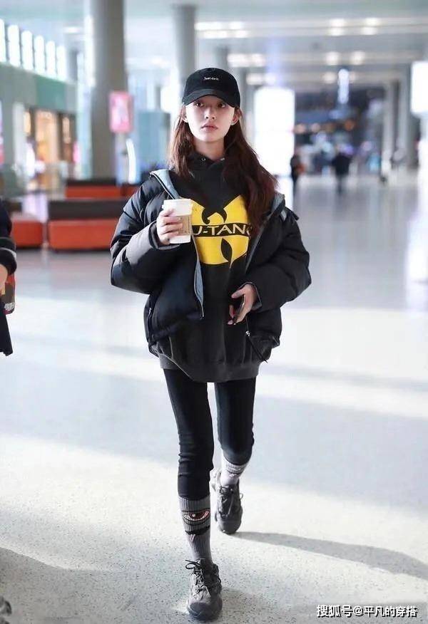 袜子 比秋裤外穿还厉害的操作:“打底裤+露袜”,明星超模都在这么穿