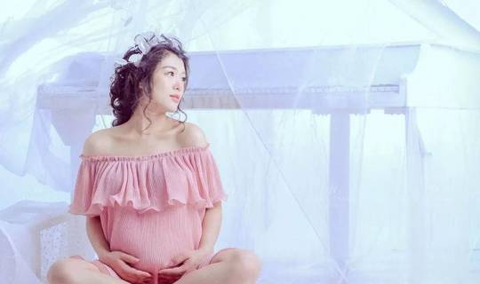 生下|42岁老阿姨与25岁小鲜肉结婚,顺利生下双胞胎,网友:令人羡慕