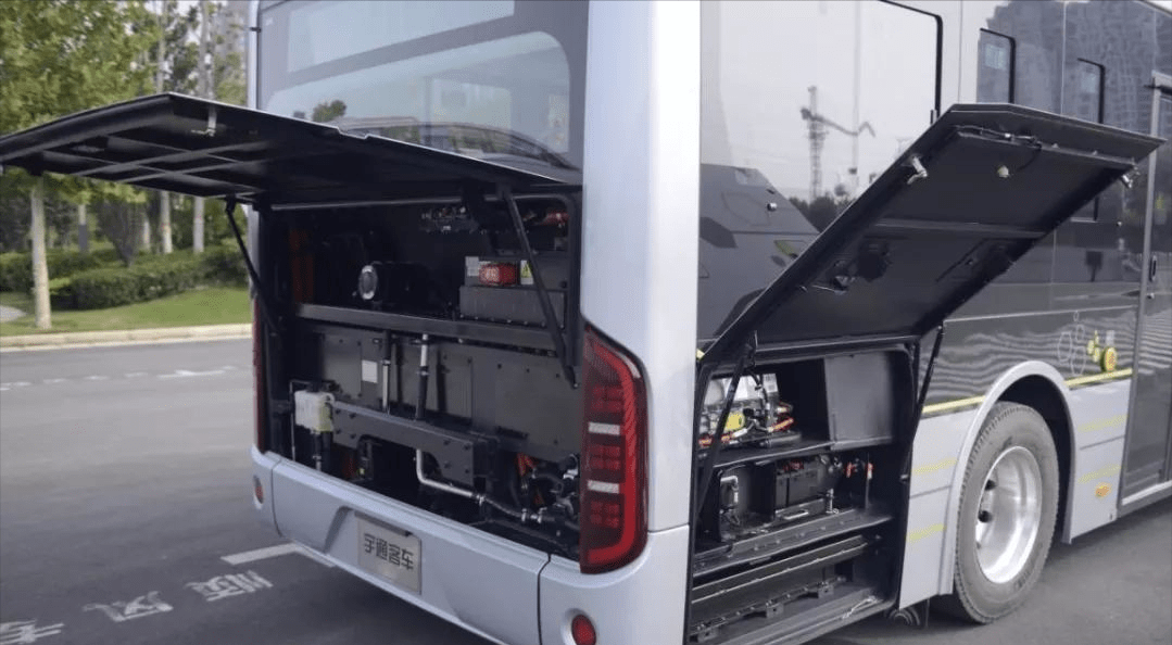 的蓄电池属于锂电池,但是它引发的爆炸可不仅仅只摧毁公交车的后半段