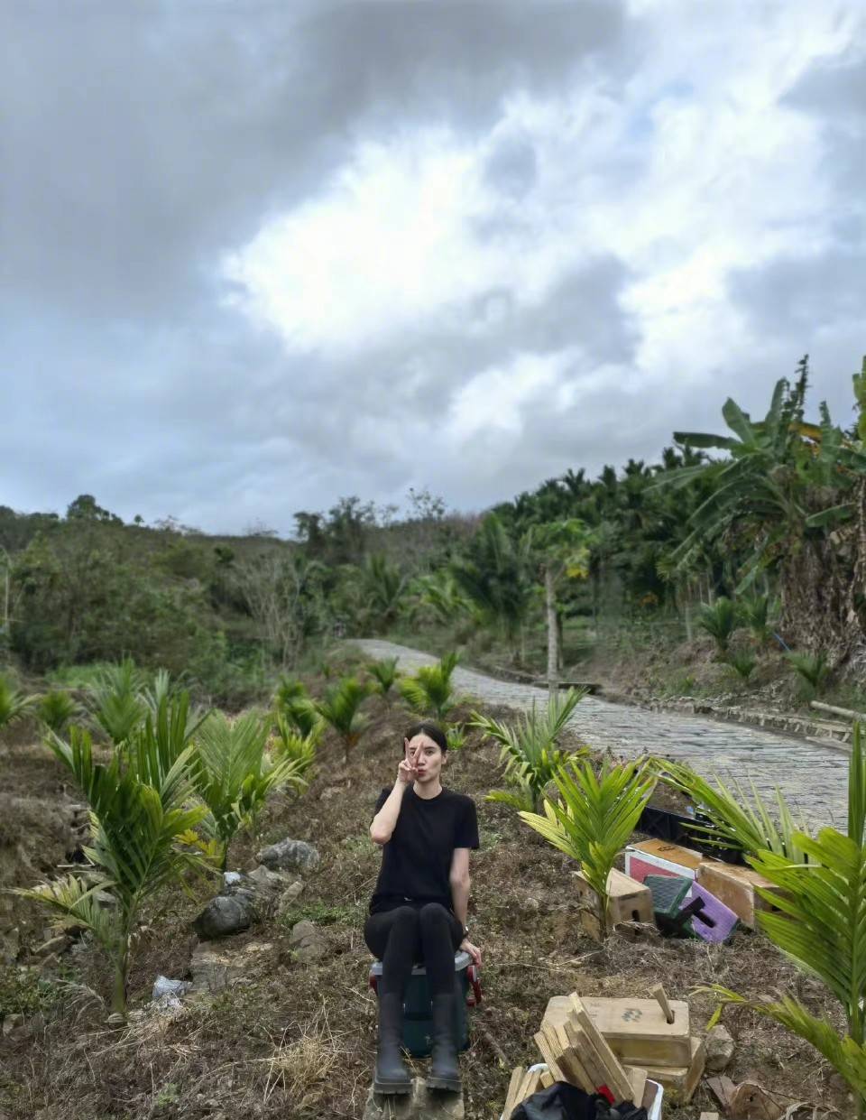 黑色 宋佳在荒郊野外拍戏,穿普通T恤气质都出众,而且42岁不见老!