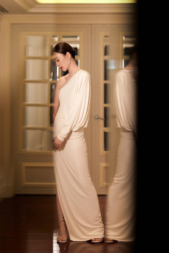 设计 童瑶的身材太好了，把“锡纸裙”穿身上还宽松，一点多余肉都没有