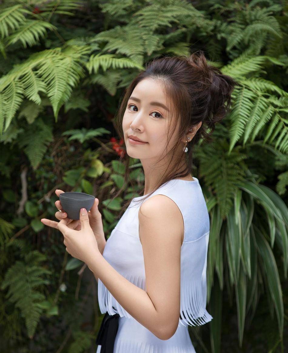 衣袖 林心如封面大片曝光，飒爽造型出镜太美了！丝毫看不出44岁的样子