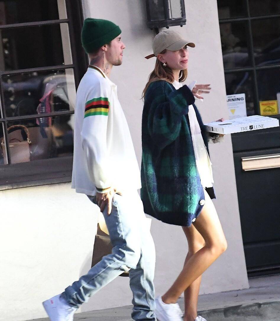 毛衣 海莉穿得比比伯还霸气,西装叠穿毛衣T恤,休闲简约还有气场