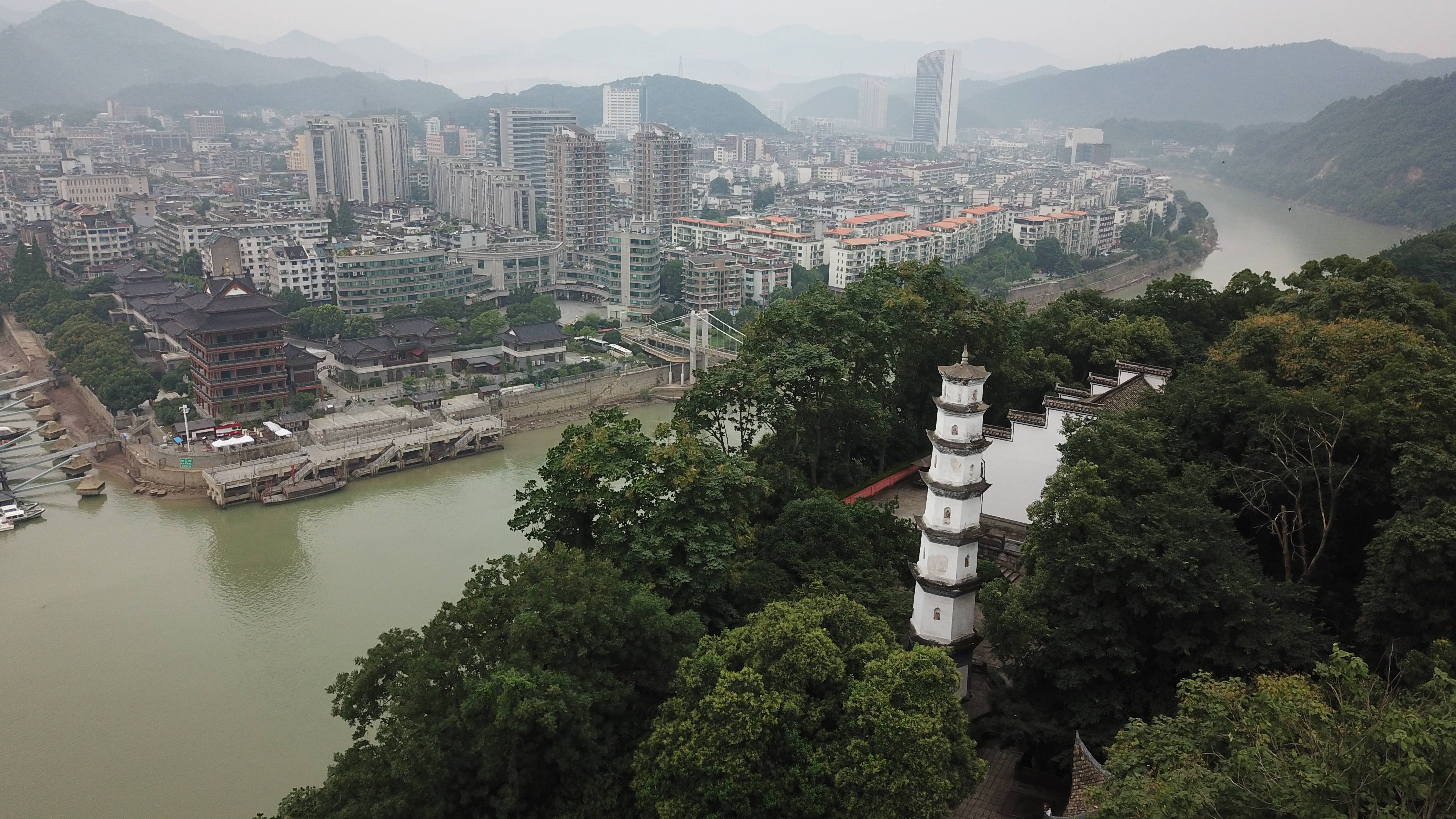 来自|中国最美县城藏在浙江，全国的快递基本上都来自这里，景色很美