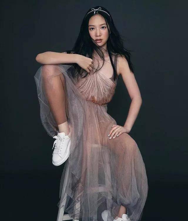 羊羔 甄子丹00后女儿徒有长腿没颜值！素颜和爸爸出行，16岁看着像36岁