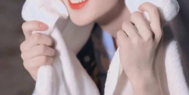 手部本以为是女明星的手，谁知竟然是“男星的手”，让女人情何以堪！