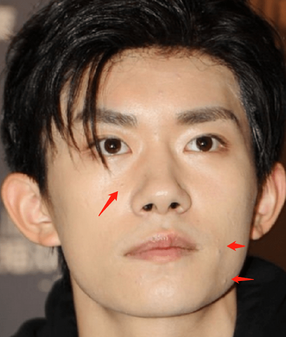 活动当红男星生图：杨洋抬头纹，易烊千玺戴假发，蔡徐坤肖战皮肤好