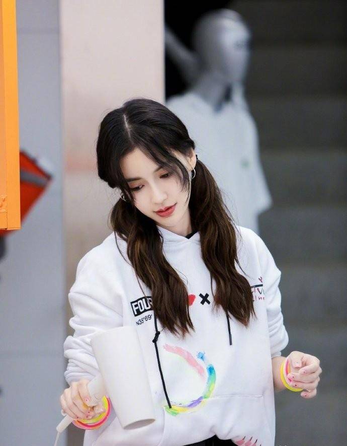 长发31岁杨颖学41岁陈乔恩扮嫩,挑战同款双马尾,这次是当了妈的赢了