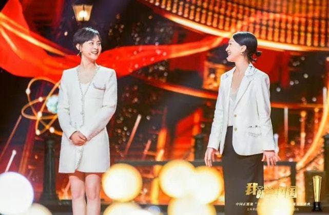 服装 47岁周迅穿搭朴素带男友见父母，脸比小13岁的男友还嫩