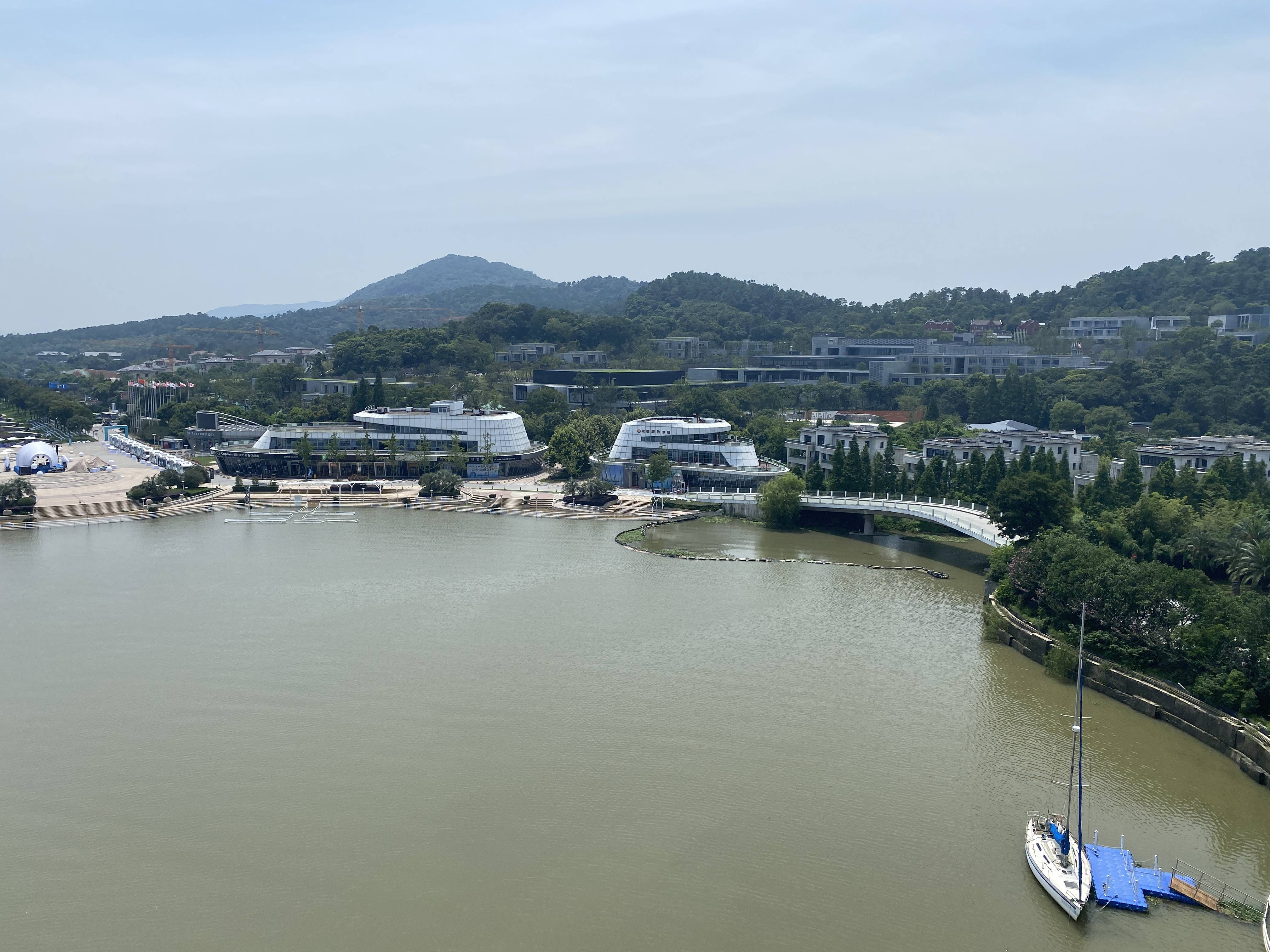 房间浙江湖州有家酒店七星级酒店，住一晚28888，造型却像马桶盖