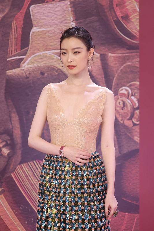 倪妮真 倪妮真的很会穿,裸色拼接长裙时髦个性,大V领也很显优雅妩媚感