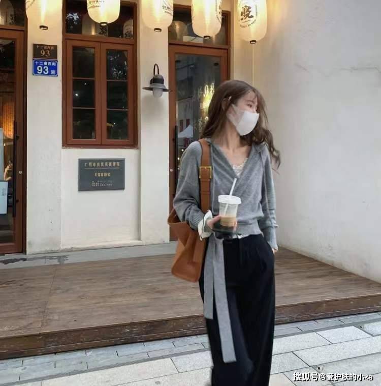 整体 天气冷也可以“辣妹穿搭”，不需要露，一件毛衣就搞定