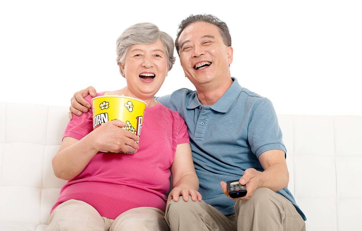原创
上了年纪的人,出现一些小症状可能不是疾病,只是老了
一、老年人容易“发福”二、大多数老年人会缺钙三、老年人的记忆力会下降四、患了慢性病的也是健康人五、肾脏防老需要多喝水六、老年人的睡眠时间会变少七、人老可以“心不老”