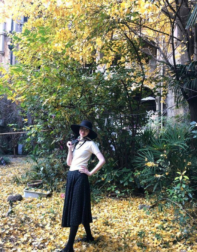 女友 有种眼光叫李亚鹏！32岁女友沙滩照曝光秒上热搜，细腰长腿太撩人