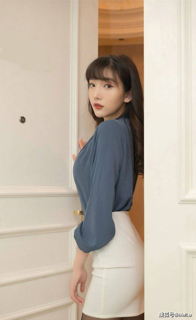 曲线 蓝灰色的衬衫搭包臀裙,将女性的优雅气质,尽情的展示出来