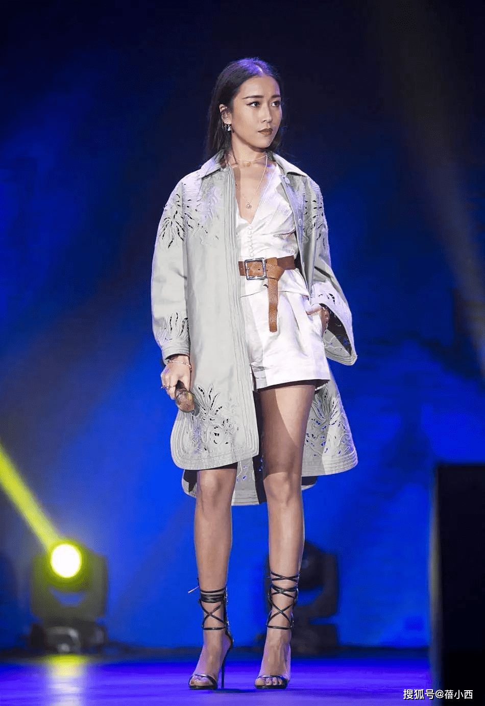 卫衣 吉克隽逸皮肤黑又如何？穿粉色卫衣配毛毛外套超时髦，气场开挂