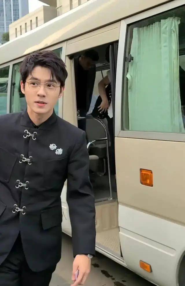 活动当红男星生图：杨洋抬头纹，易烊千玺戴假发，蔡徐坤肖战皮肤好