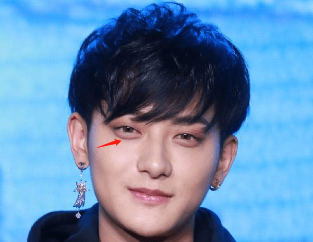 活动当红男星生图：杨洋抬头纹，易烊千玺戴假发，蔡徐坤肖战皮肤好