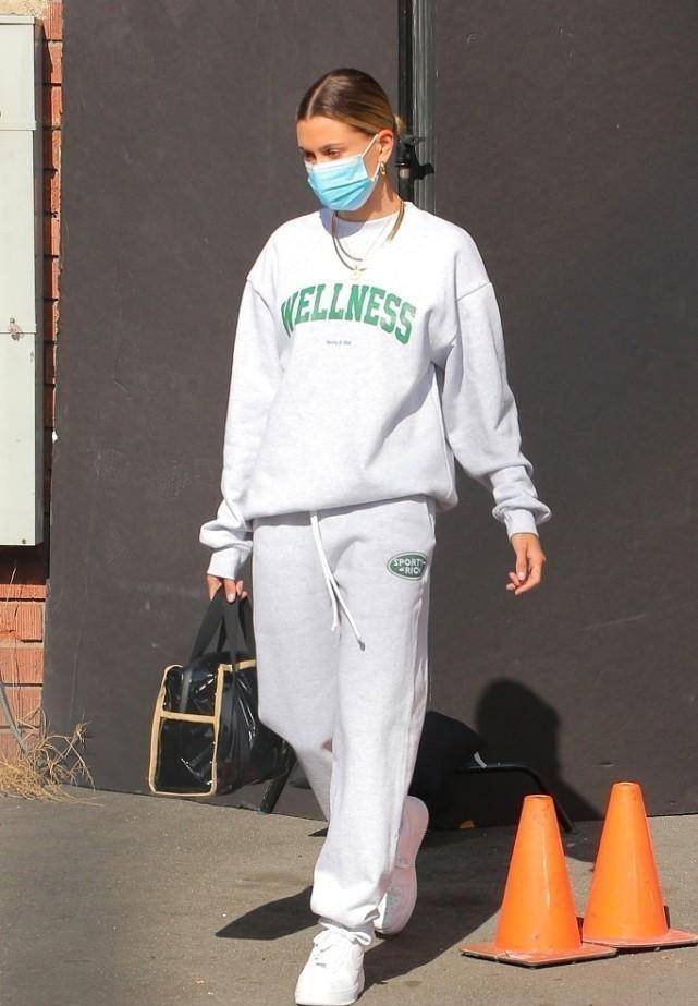 毛衣 海莉穿得比比伯还霸气,西装叠穿毛衣T恤,休闲简约还有气场