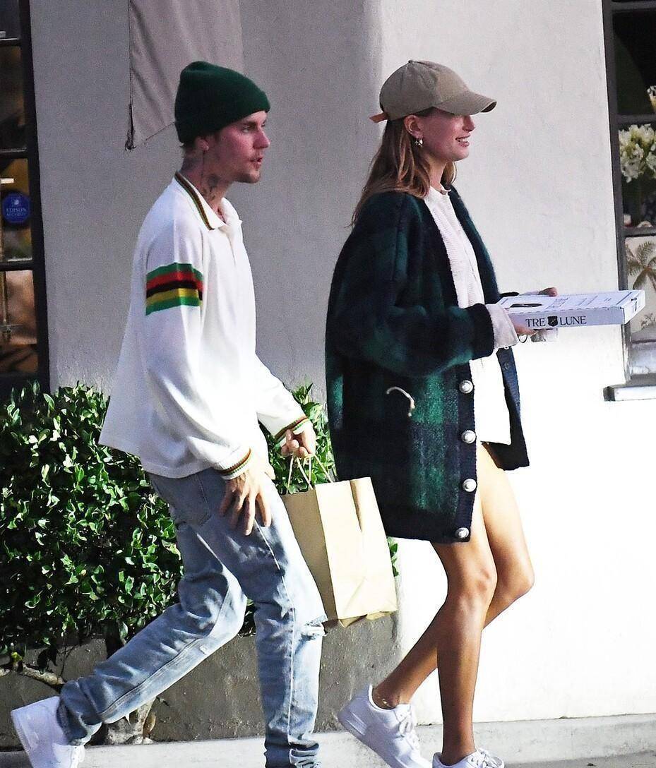 毛衣 海莉穿得比比伯还霸气,西装叠穿毛衣T恤,休闲简约还有气场