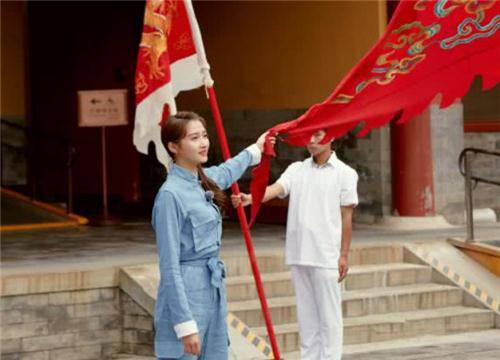 关晓彤坐实学霸！节目组放出四个生僻字，嘉宾都被难倒，她一秒就读出封面图