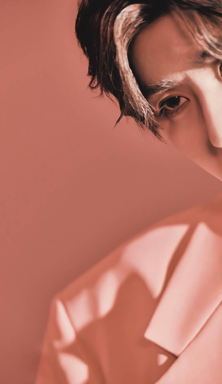 粉色 21岁蔡徐坤出席节目造型来袭，羊毛卷好亮眼，甜崽称号名不虚传