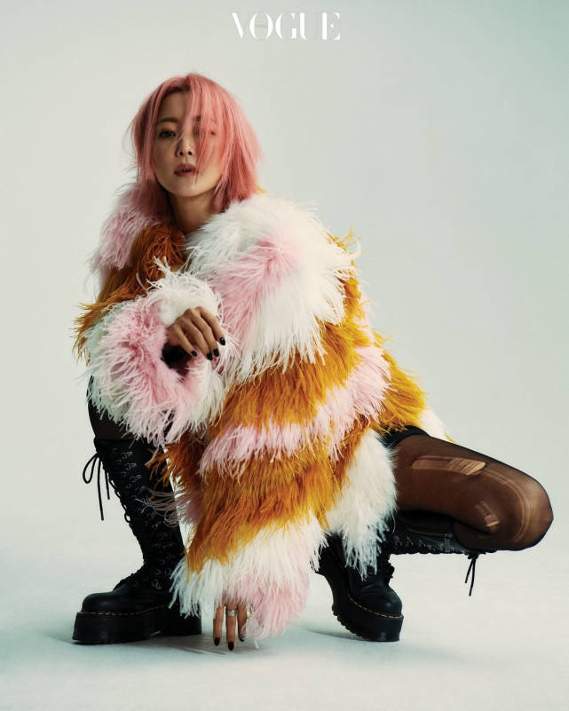 叛逆 44岁金喜善大变成叛逆少女!化烟熏妆染发太意外,关键气质出众