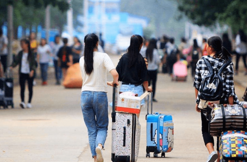 原创女大学生返校行李箱中装满牛奶网友的评论笑不活了