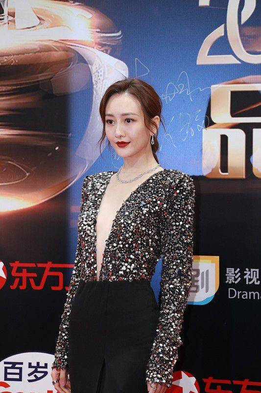 王鸥 王鸥长相气质都有古典美,穿开叉裙越大气越好看