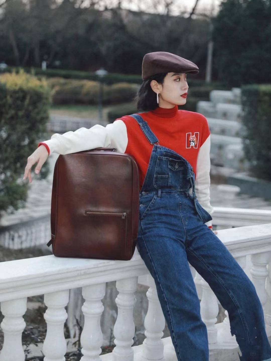 细节 春日复古范，就选“红蓝撞色”，俏皮又精致，做个不一样的姑娘