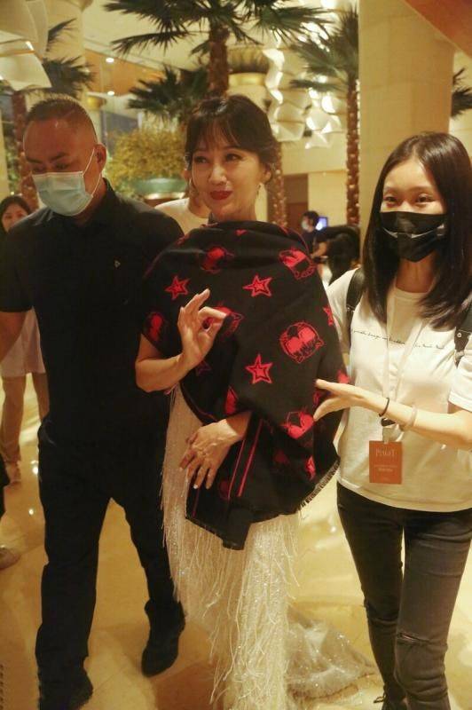 头发赵雅芝修掉皱纹伪装年轻，但皮肤干瘪没了胶原蛋白，老态很真实！