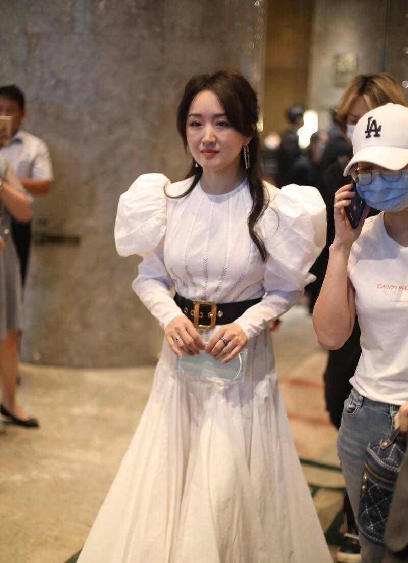 材质 杨钰莹扎丸子头好娇嫩,穿毛衣裙也要秀出细腿,身材太高级了