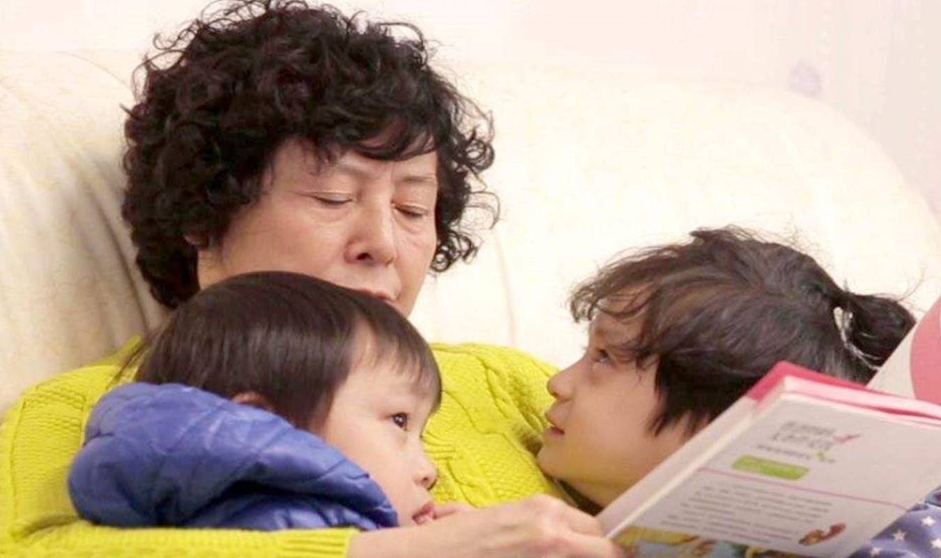 经济|首批二胎家庭的孩子，已经开始步入学校，二胎的家庭有后悔吗？