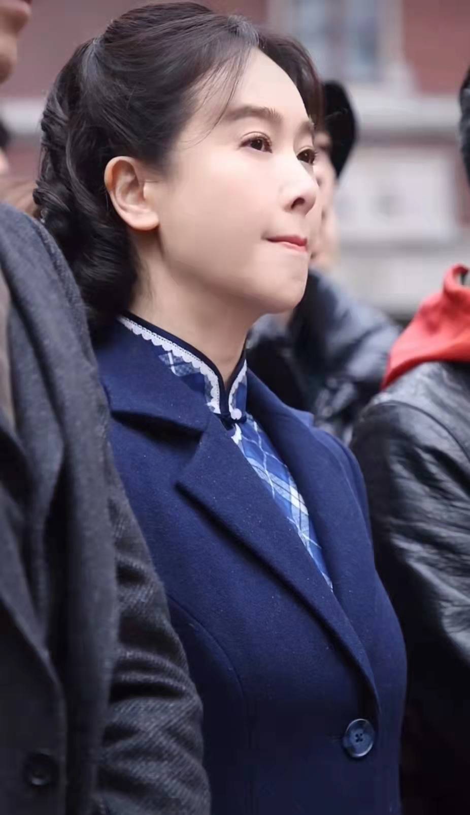 45岁左小青曝近况白到发光皮肤紧致似少女穿旗袍大衣气质十足