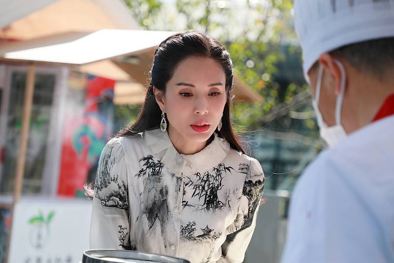 整体 李若彤一袭水墨画长裙出席活动，生图还是那么美，优雅还有气质