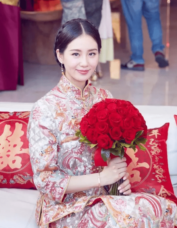 美貌 沈梦辰领证后美貌营业，穿白衬衫牛仔裤难掩恩爱范，这状态真好