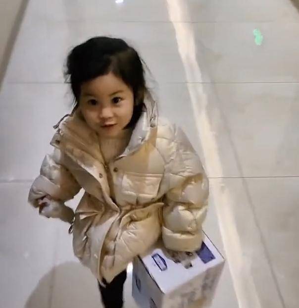 网友|江苏一女子生娃，4岁女儿提礼盒看望：仿佛看到住养老院女儿瞧我