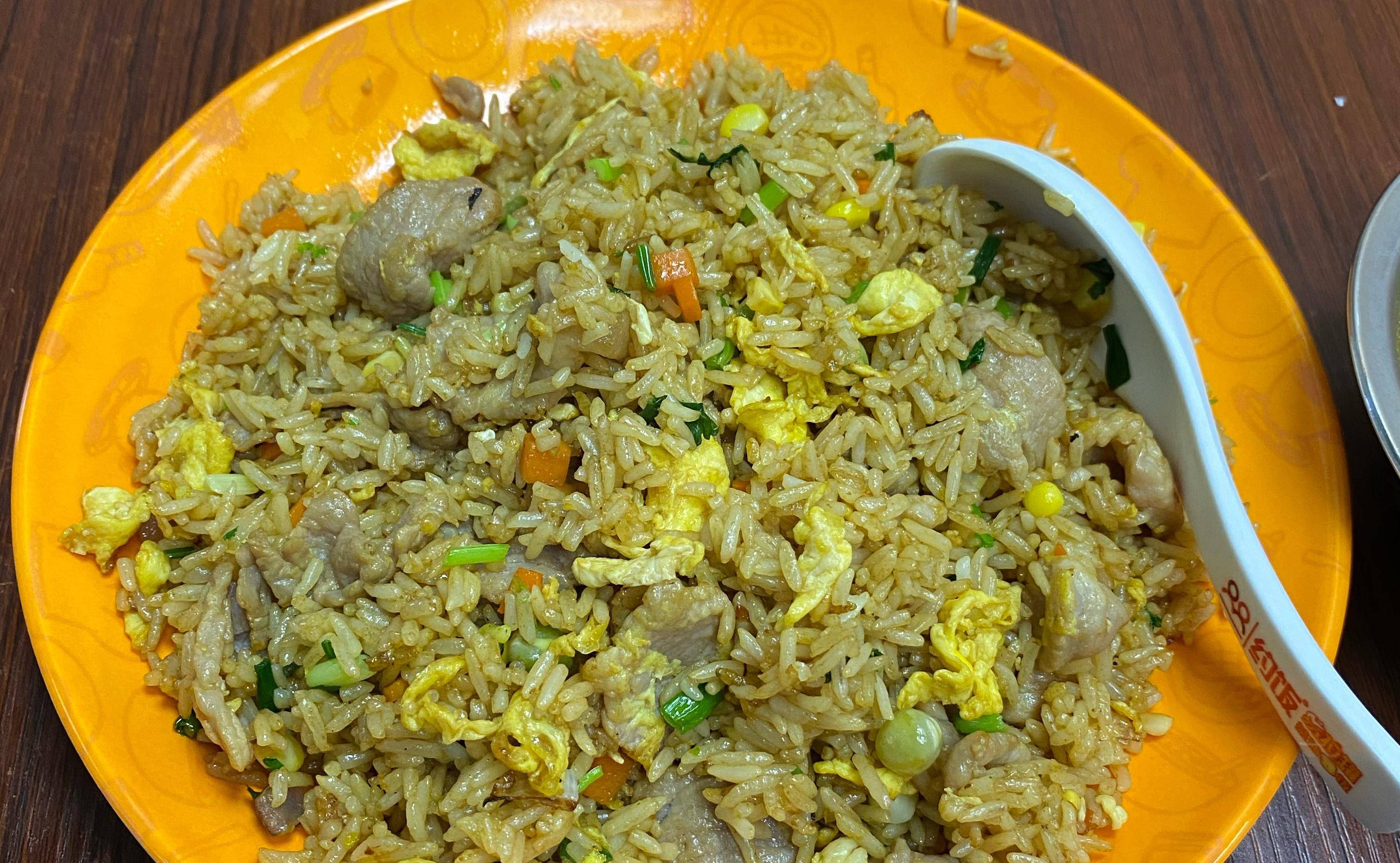 个人喜好选择)米饭(隔夜)香菇火腿鸡蛋老干妈蛋炒饭的做法准备工作