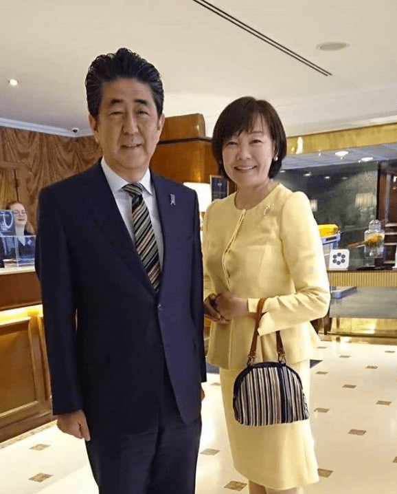 安倍昭惠是日本希拉里如今开酒馆追韩星不生孩子有婆媳矛盾