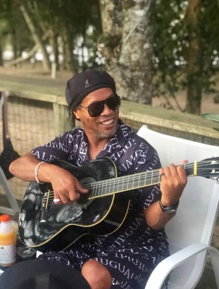 久违了小罗晒弹吉他照片戴墨镜笑容灿烂41岁胡子花白像60岁