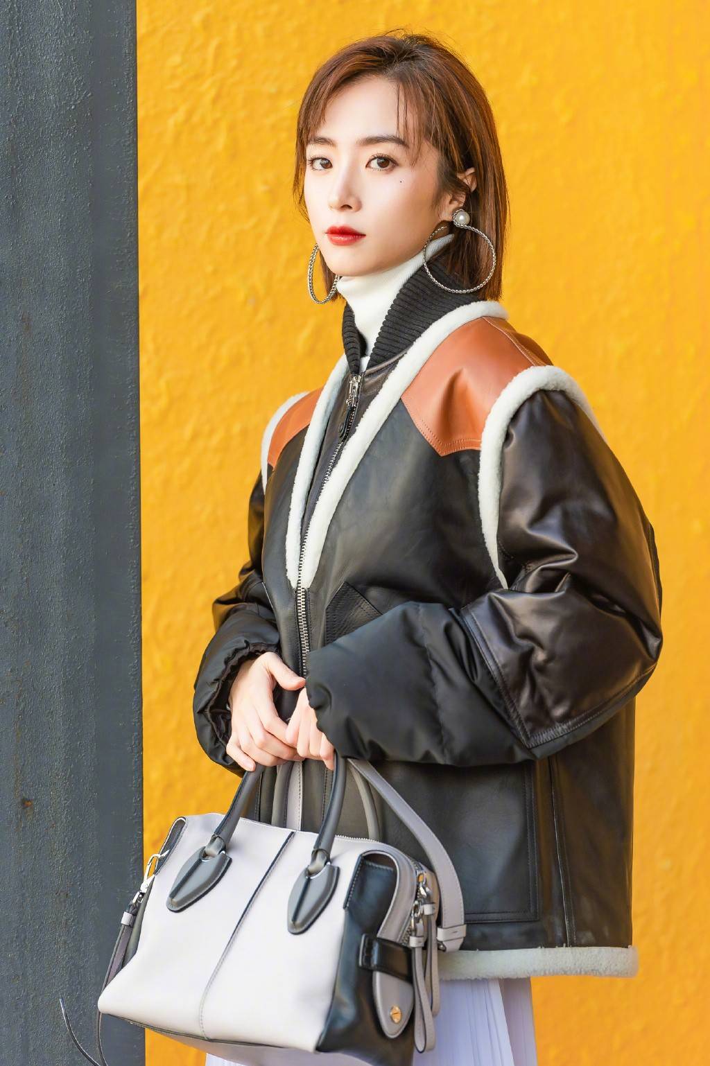 前卫 最时髦的冬季穿搭来了，胡冰卿拼接外套+半裙，保暖时髦又个性