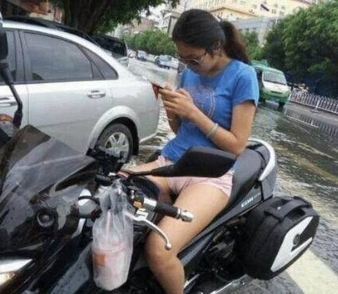 原创
搞笑GIF段子:姑娘,骑电动车的时候要注意坐姿,这样被旁人看见多尴尬!
一、搞笑动态图,搞笑趣图!爆笑小屁孩扭屁股的动态图:这小子,平时没少跟着他爸一起看啊!美女喝酒动态图:这就是传说中的一直喝!搞笑醉汉动态图:吃火锅不要喝酒!二、搞笑段子,爆笑笑话!