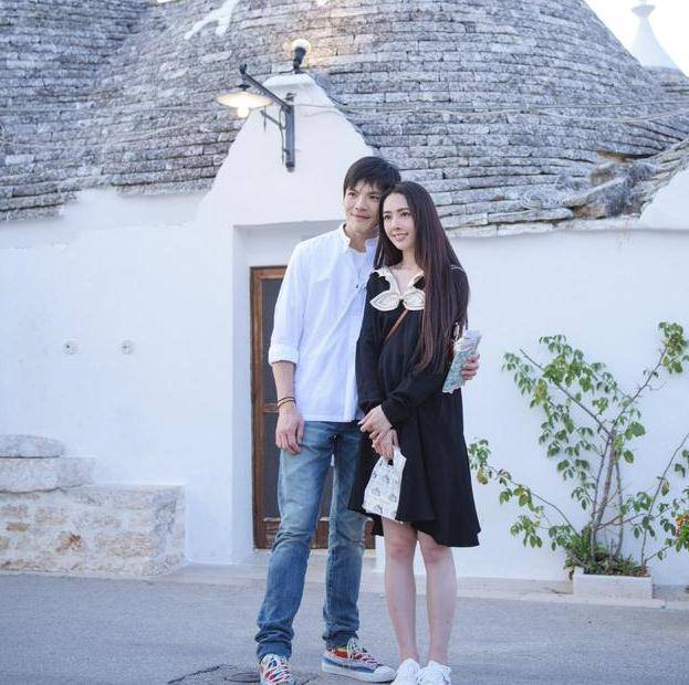 一身 向佐夫妇最新路透照！郭碧婷穿学院风元气满满，35岁嫩回25岁