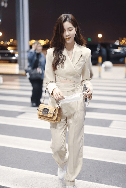 服装 宋妍霏这西装挺心机，短款+交叉设计显出小蛮腰，就是裤子挺显胖