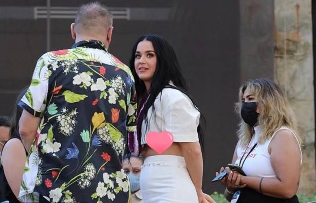 身材 水果姐素颜出门!1岁女儿穿粉裙超可爱,一头金发遗传了精灵王子