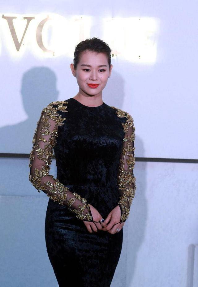 胡杏儿 40岁胡杏儿二胎后更美，身材纤细曲线迷人，哪像两个孩子的妈