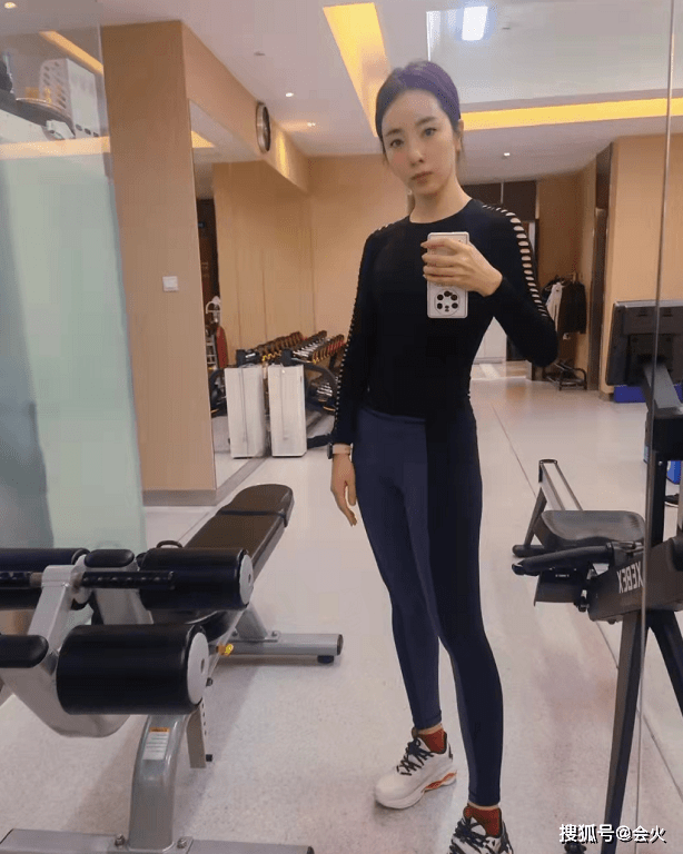 原创央视主持李思思素颜健身小腿和手臂一样细穿紧身衣全身无赘肉