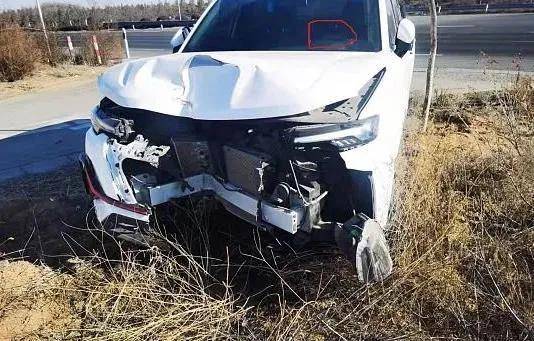 先生的家人开着新买的长安cs35plus汽车走亲访友,没想到途中出了车祸