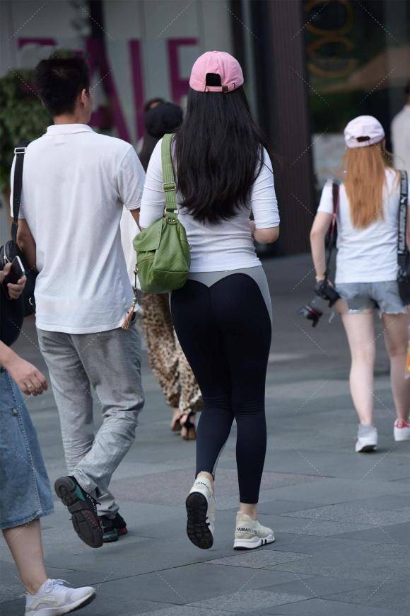 青春 健美裤搭配修身上衣,穿出健美好身材,时尚休闲又显青春的活力